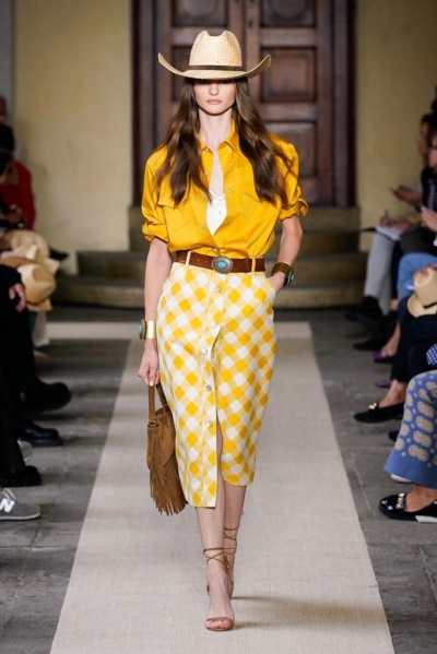 Paula Cioltean show for Luisa Sagnioli SS22 Milan