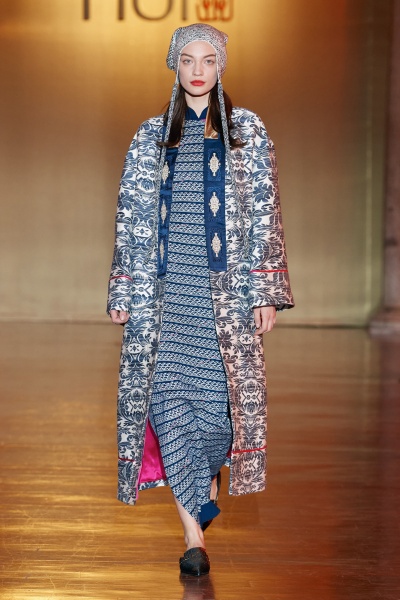 Carolina Bruma walking for HUI FW 22 
